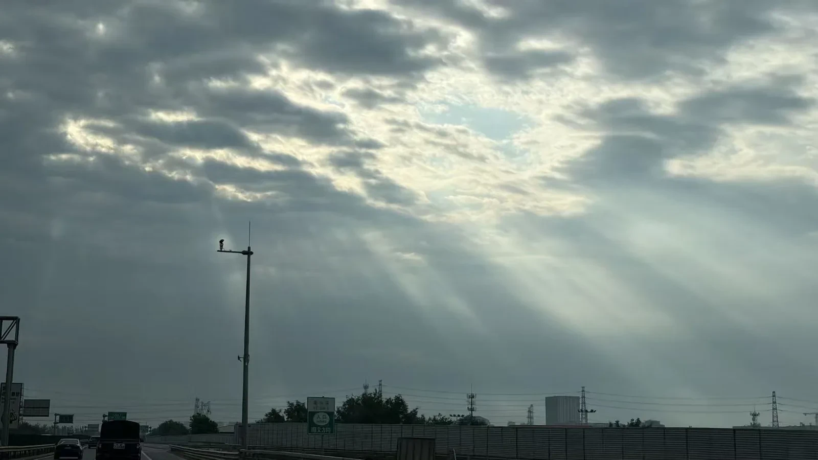 穿透云层的光影，平凡公路也能拍出静谧诗意-多模态AI