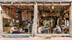 老挝琅勃拉邦Heuan Chan传统木屋中的竹编与纺织工艺场景