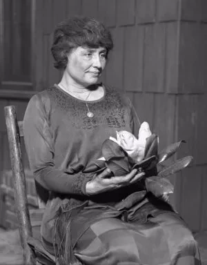 海伦·凯勒肖像：1920年手托木兰花的影像