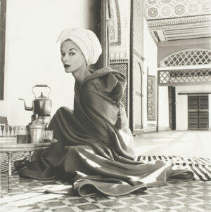 宫殿中的静默雕塑：Irving Penn《宫殿里的女人》