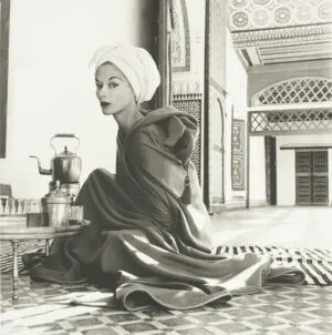 宫殿中的静默雕塑：Irving Penn《宫殿里的女人》