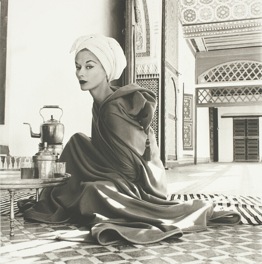 宫殿中的静默雕塑：Irving Penn《宫殿里的女人》-多模态AI