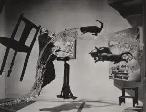 让重力失效的瞬间：Philippe Halsman《达利·原子时代》
