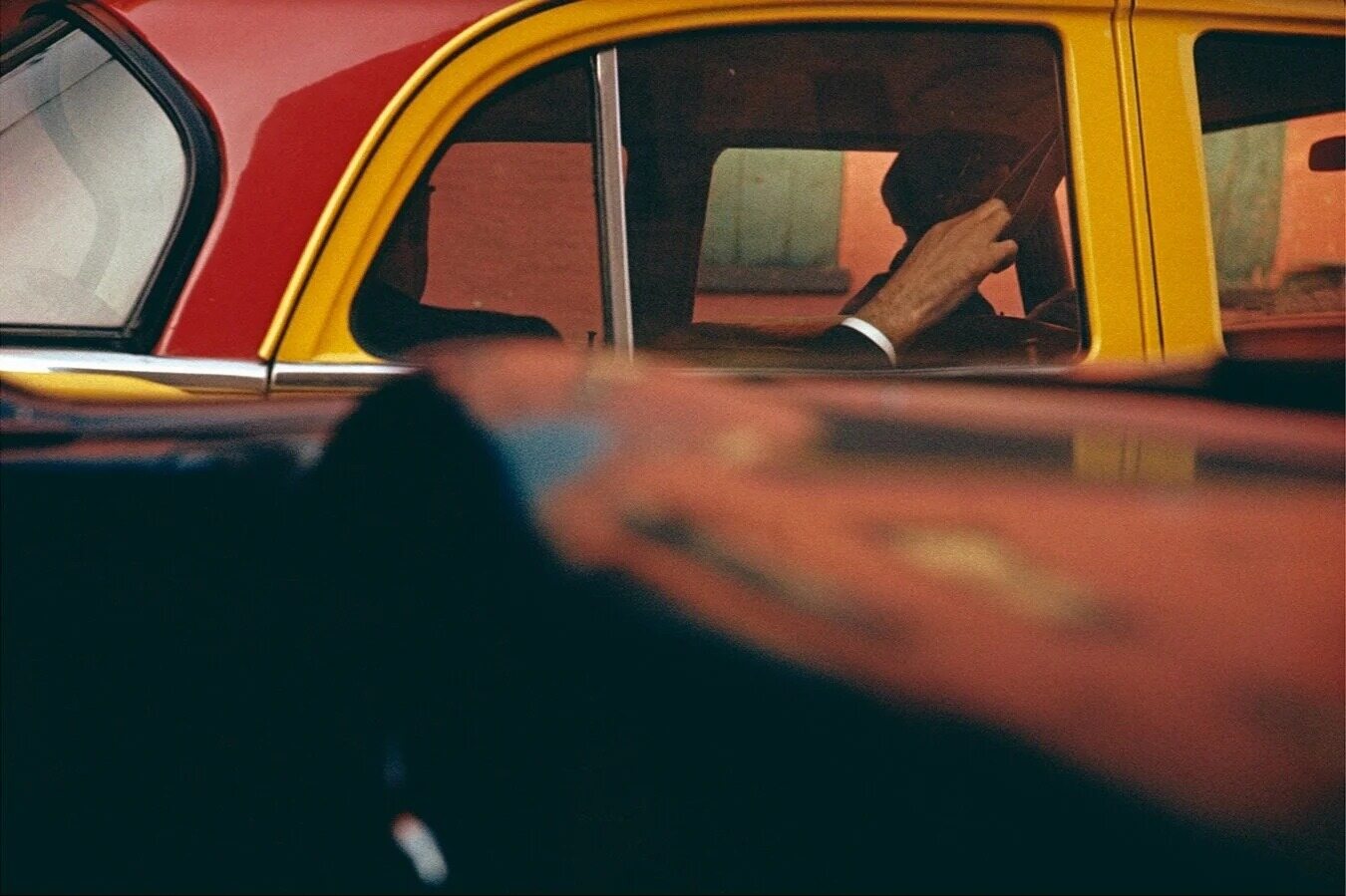 车窗里的纽约色彩:Saul Leiter《出租车》-多模态AI