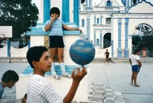 多层街景中的视觉节奏：Alex Webb《特万特佩克》