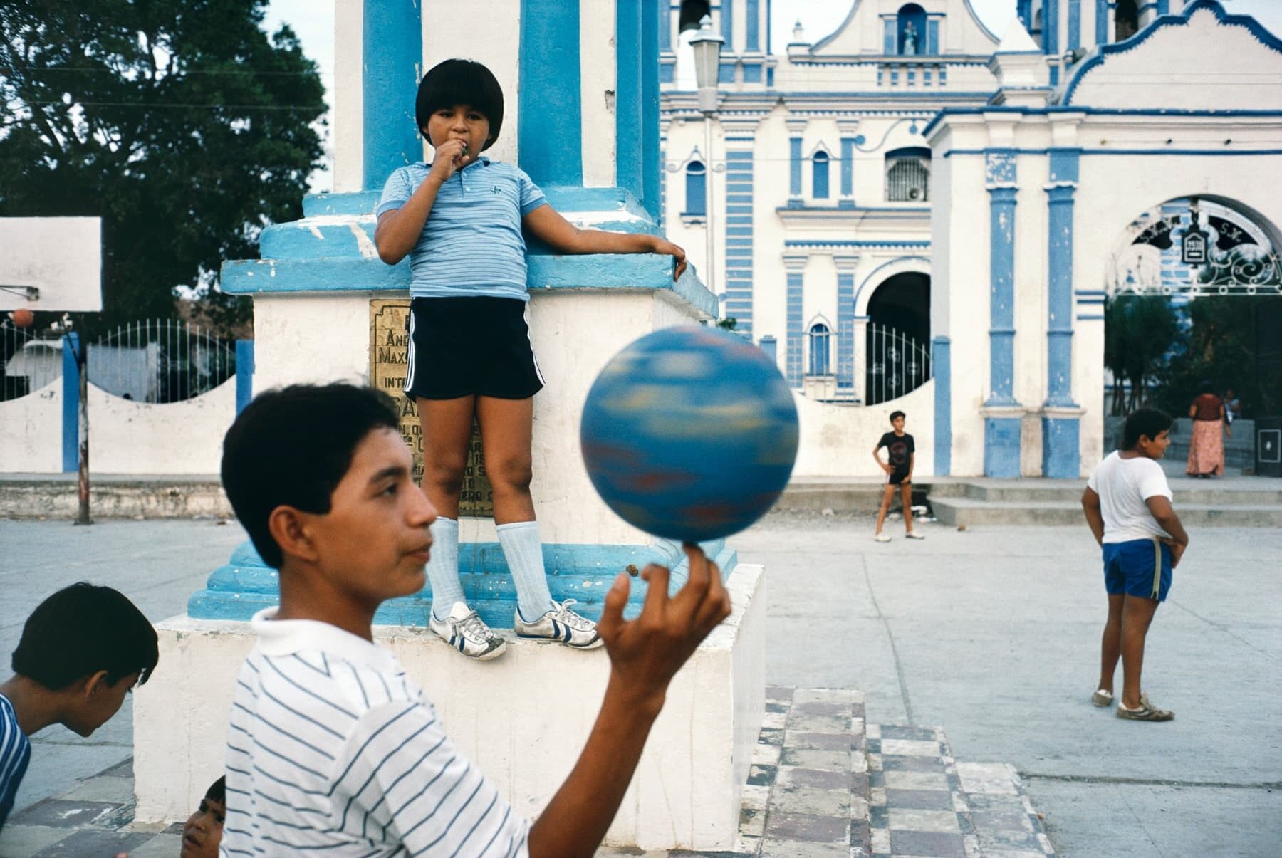 多层街景中的视觉节奏：Alex Webb《特万特佩克》-多模态AI