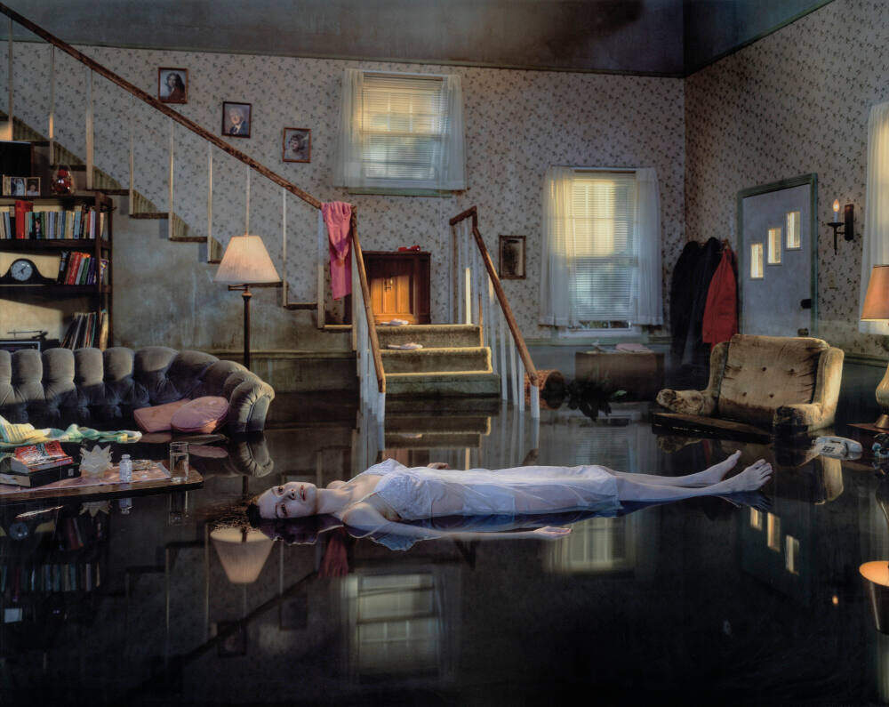 被电影灯光冻结的谜面：Gregory Crewdson《无题（奥菲莉娅）》-多模态AI