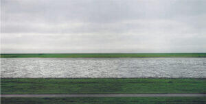 风景被压缩成抽象秩序：Andreas Gursky《莱茵河 II》