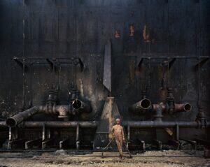 工业巨物与人的尺度：Edward Burtynsky《拆船厂 #23》