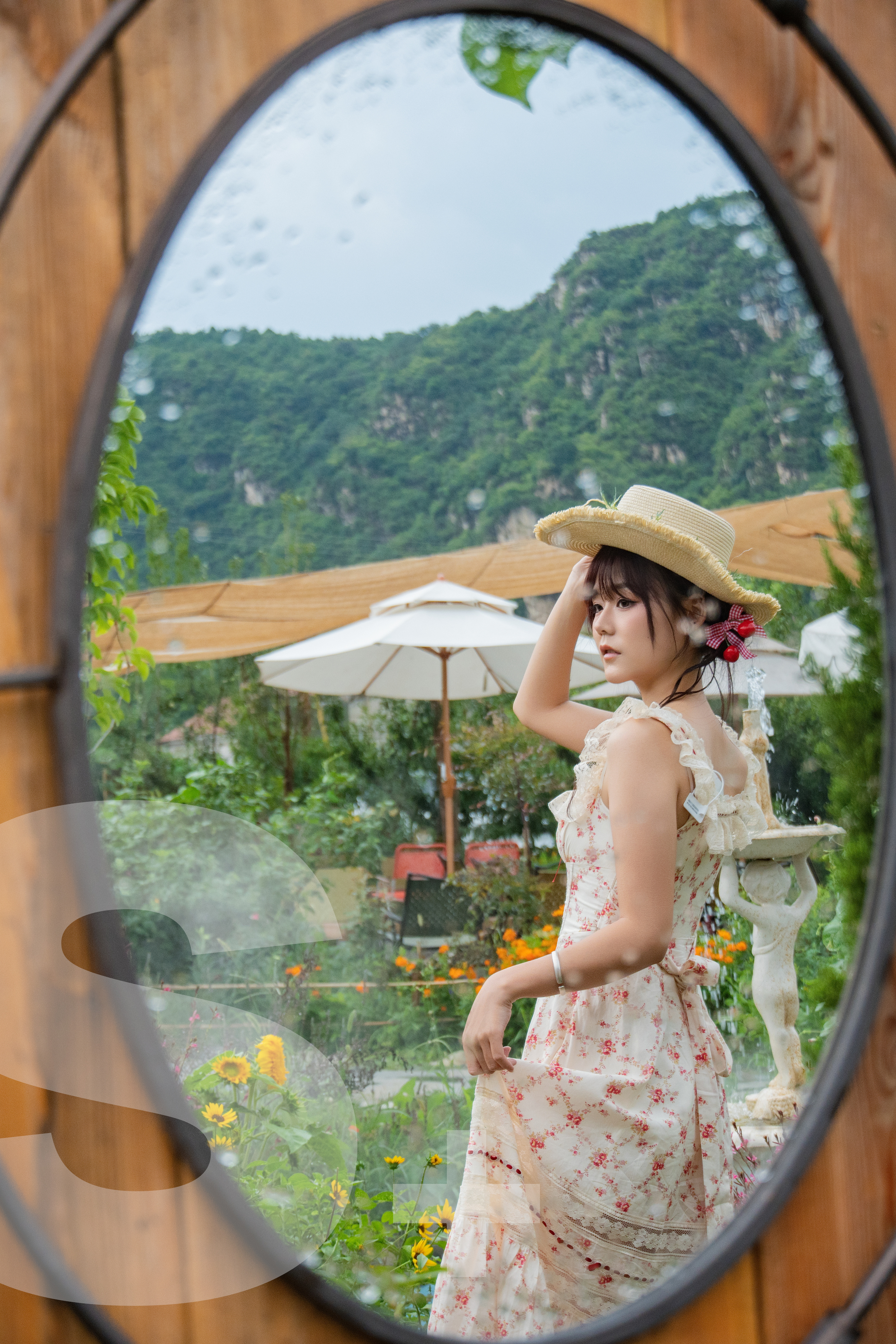 夏日田园七帧:镜中花园与野餐时光的多重视觉叙事-多模态AI