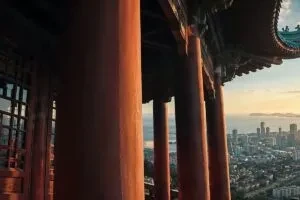 宁静与动态间：郭永红纪录片片段的光影与构图评析