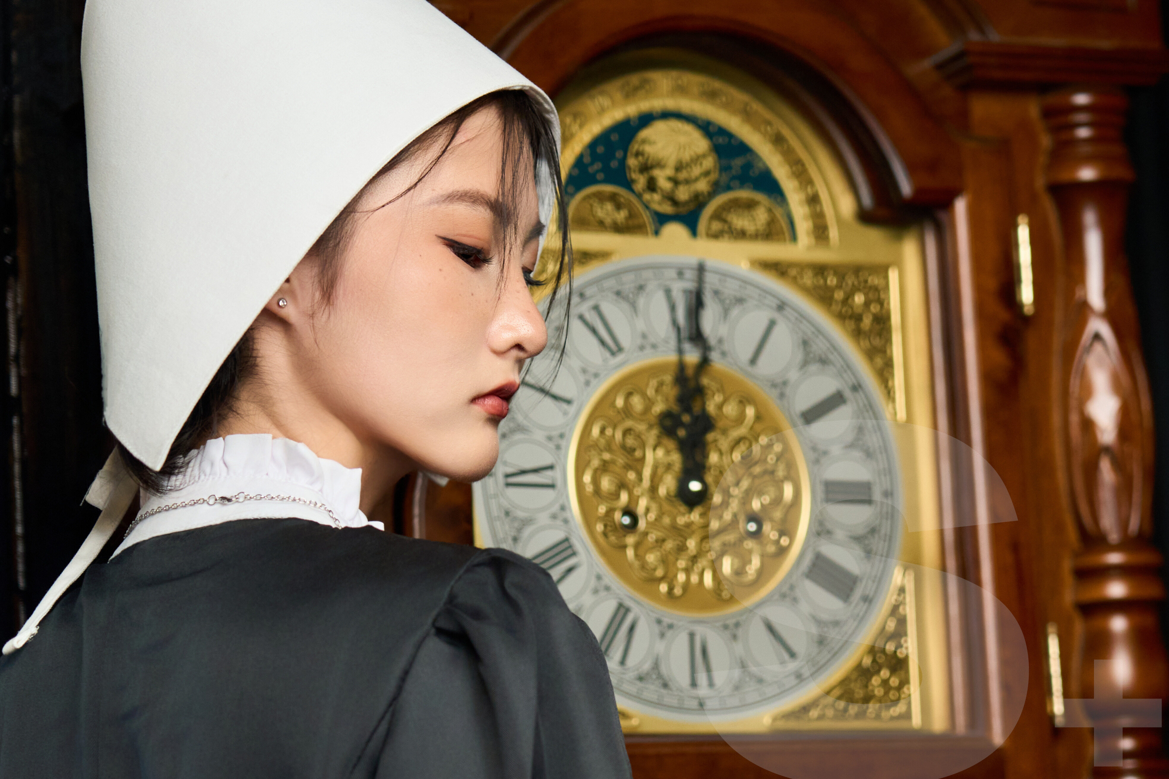 时间缝隙中的信仰:李博雅九张叠印组图评析-多模态AI