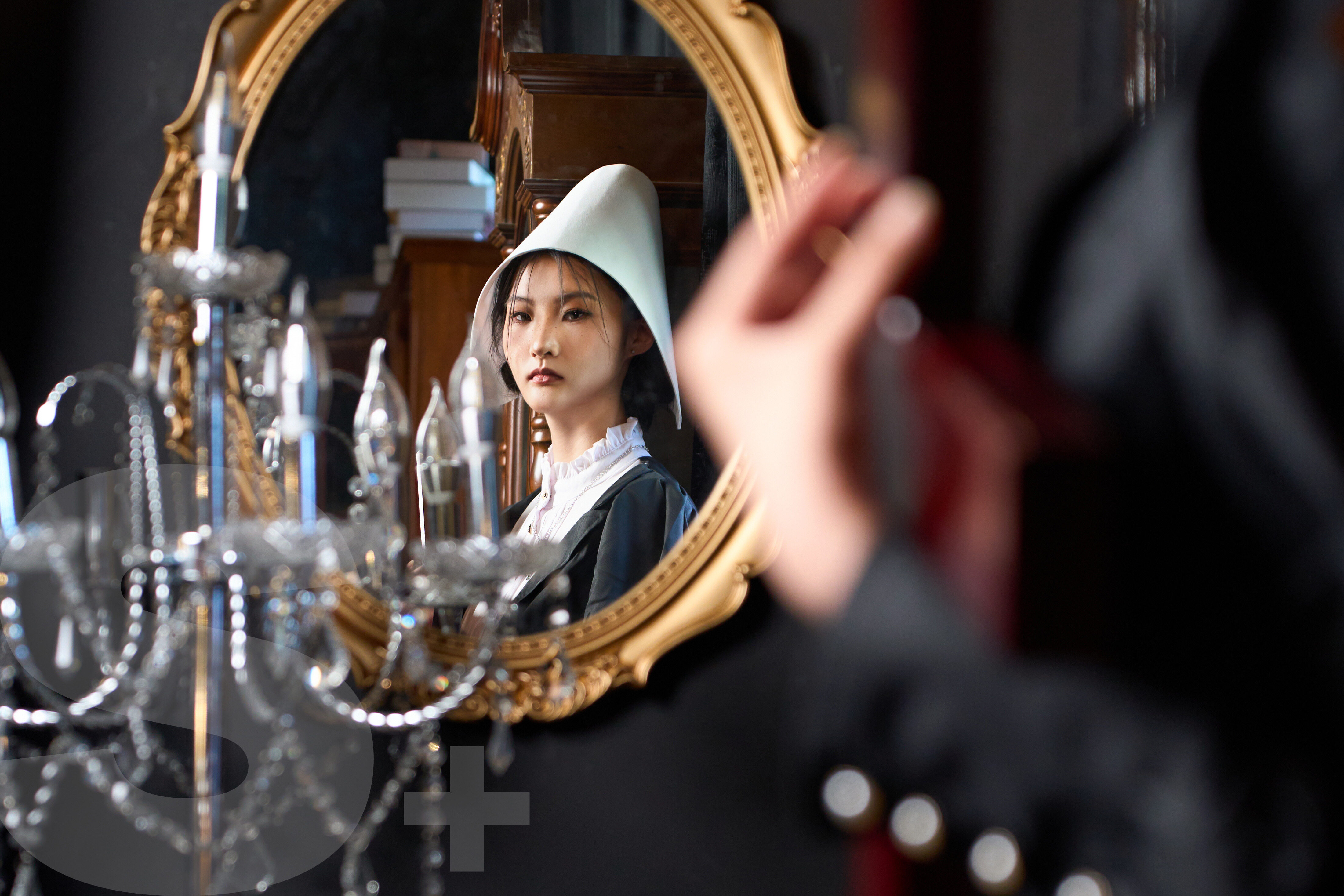 时间缝隙中的信仰:李博雅九张叠印组图评析-多模态AI