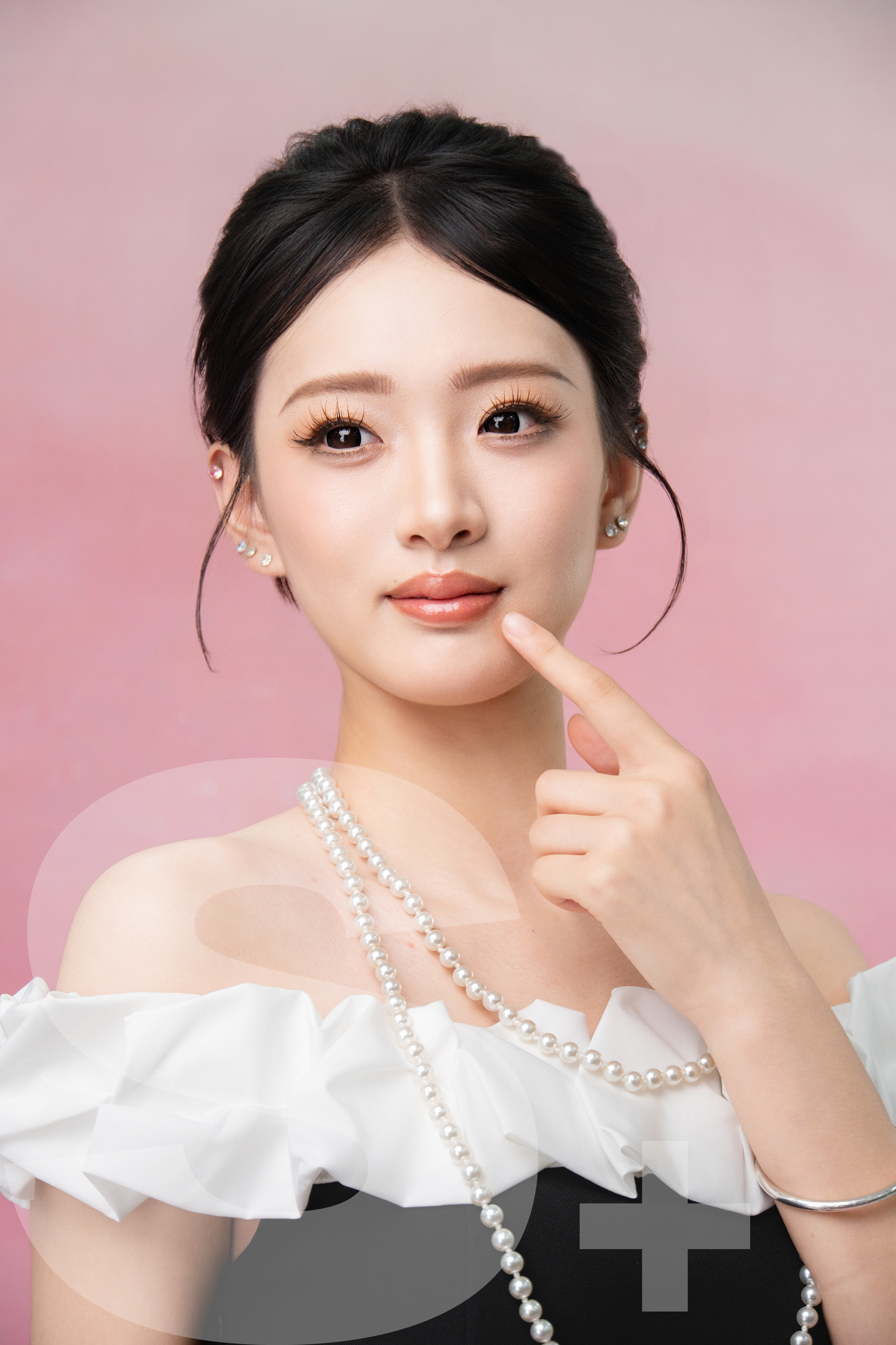 一袭粉幕九帧影:武佳萌的珍珠肖像艺术变奏-多模态AI
