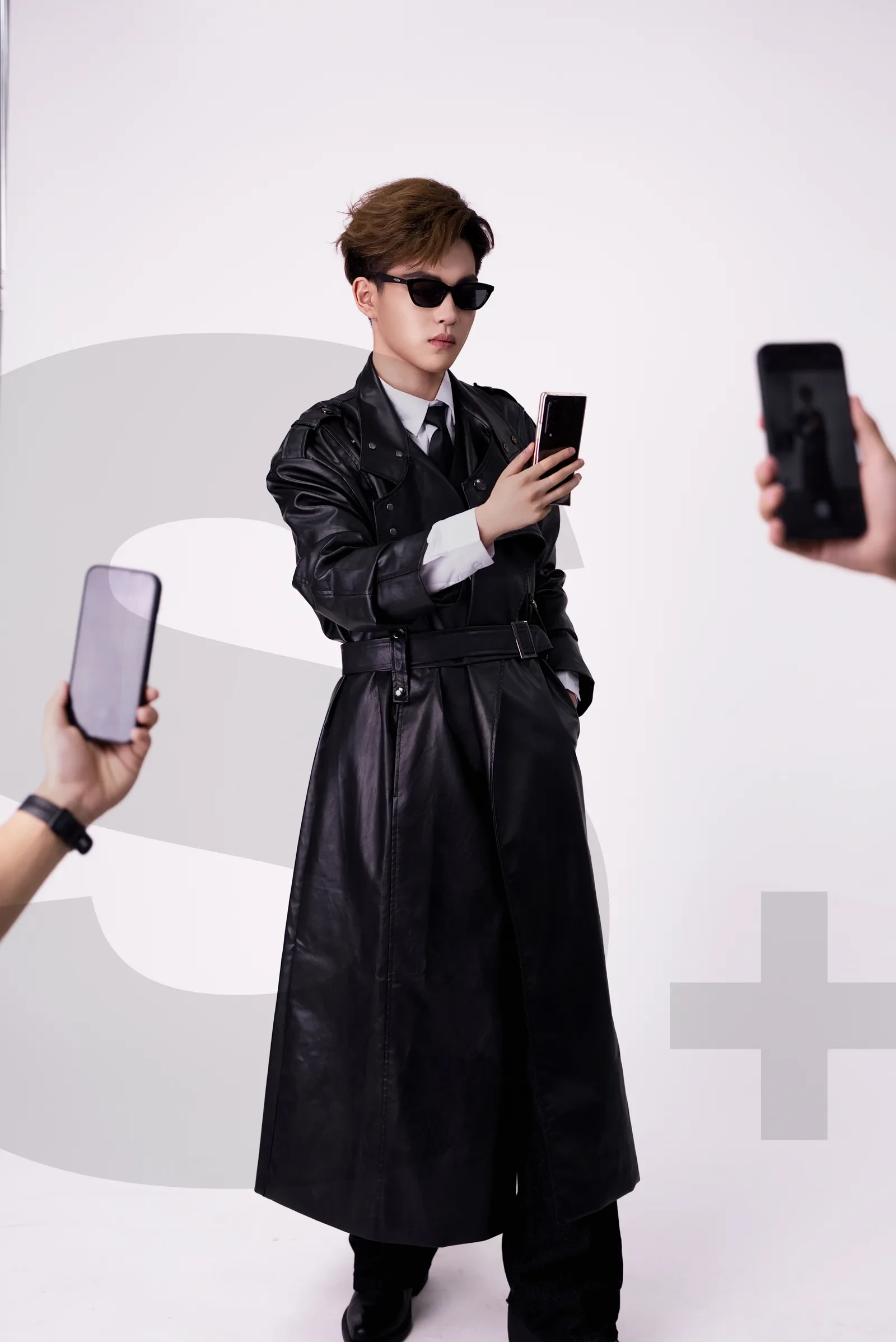 黑色皮质时尚主题分镜式呈现与人物气质塑造-多模态AI