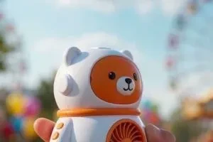 从躲闪到高举，三个瞬间讲述一次情绪的完整旅程