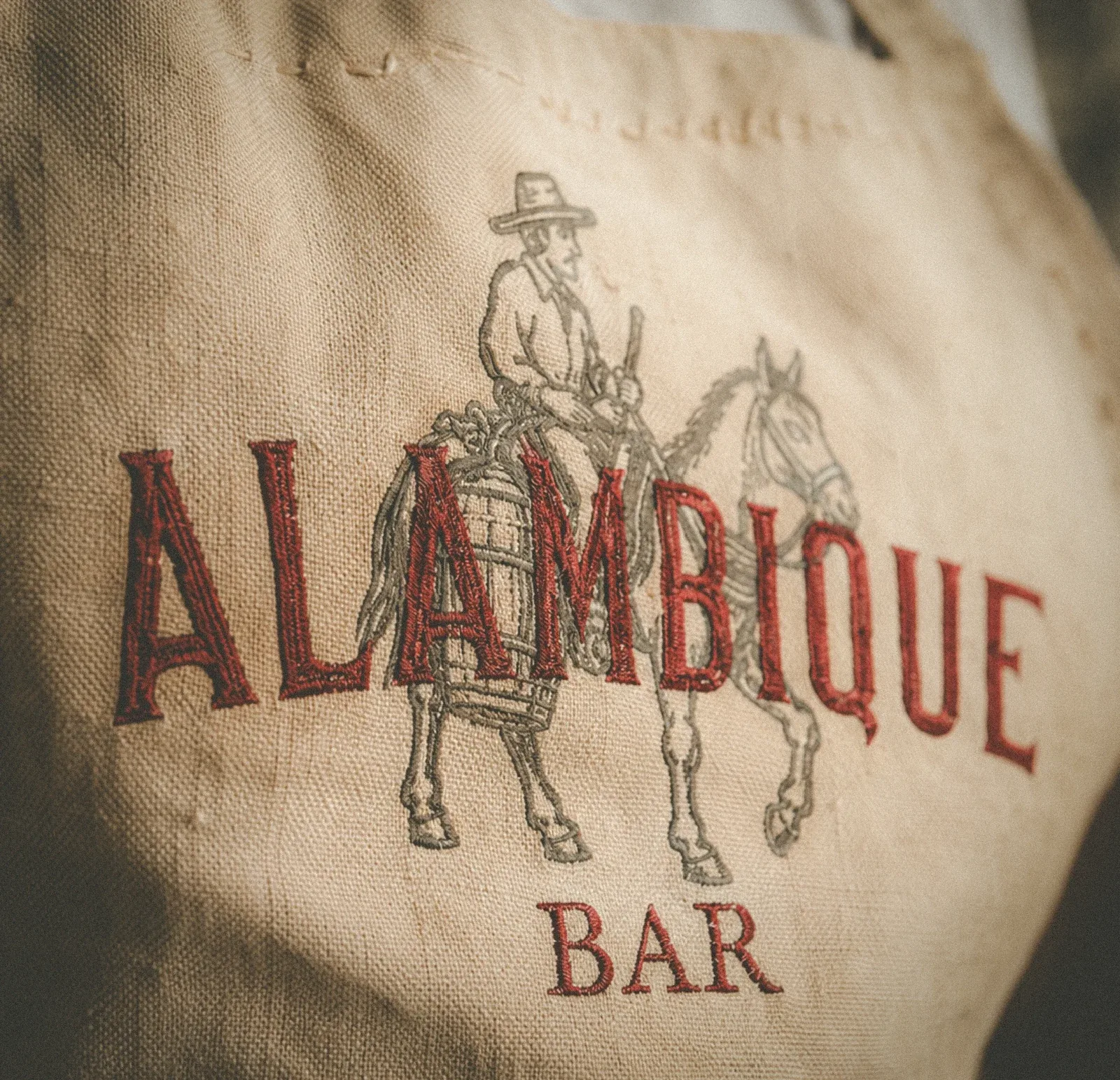Behance 设计精选 | Alambique Bar | Visual Identity-多模态AI