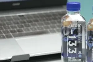 大昭圣泉广告：一瓶水的视觉叙事与推销技巧评析