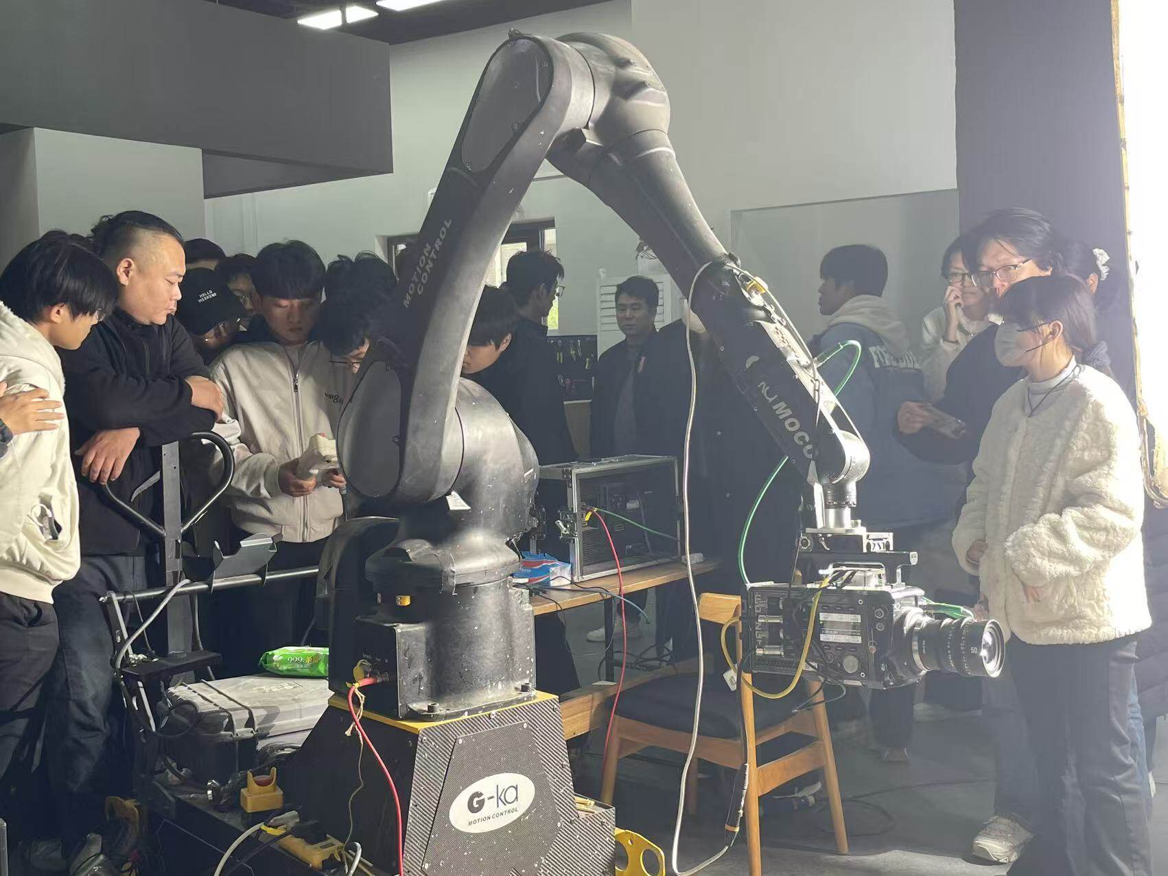 聚焦工业机械臂,实战演示留下硬核技术画面-多模态AI