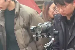 手持相机的人群与建筑场景中的动态捕捉习作