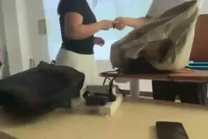 在场景中捕捉真实：从一次握手看故事感的建立