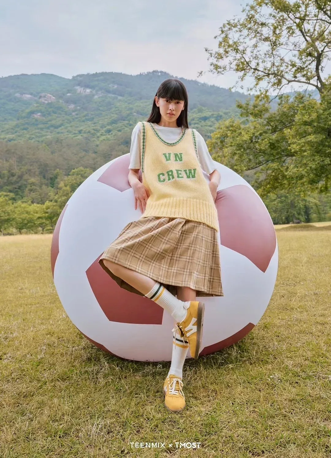 站酷设计精选 | 山野间的青春步履 | 天美意德训鞋草坪运动大片-多模态AI