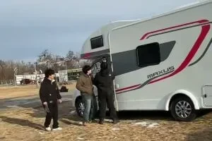 从静态聚集到动态协作：房车训练中的叙事节奏探索