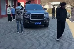 这群人围着车在干嘛？一段真实的户外拍摄现场记录
