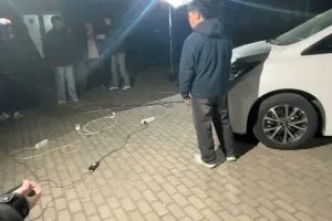 校园夜景拍摄现场纪实：灯光设备与人物协作的专业性