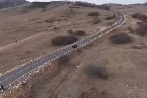 航拍公路与自然：从穿梭到静谧的成长足迹