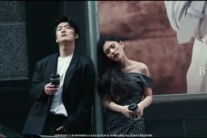 香格里拉城市光影中，看这对恋人如何用拥抱讲故事
