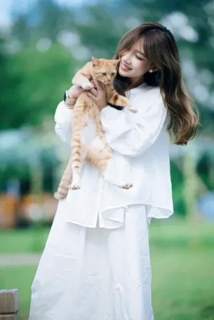 梁老师摄影作品《怀抱猫咪的女子》画面结构与视觉分析