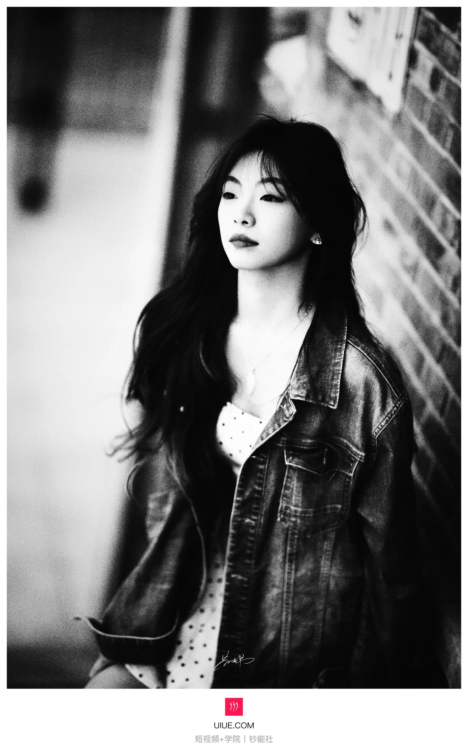 黑白光影间牛仔衣女士的侧身与背景虚化影像-多模态AI