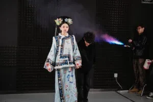 传统服饰与现代拍摄技术结合的摄影棚瞬间记录
